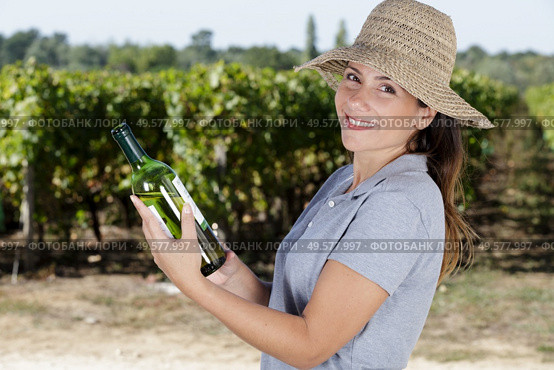 woman working with white wine. Стоковое фото, агентство Ingram Publishing / Фотобанк Лори