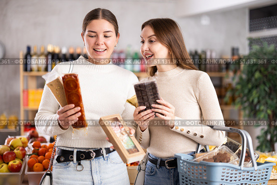 Women choose Spanish sweets in the store. Стоковое фото, фотограф Яков Филимонов / Фотобанк Лори