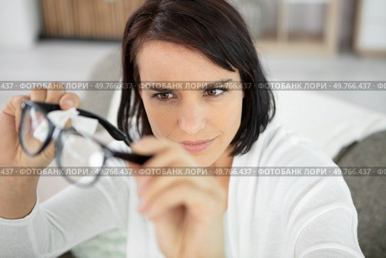women hand cleaning glasses lens. Стоковое фото, агентство Ingram Publishing / Фотобанк Лори