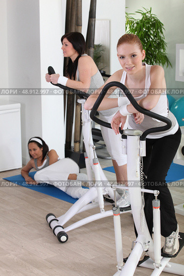 Women using stepper machine. Стоковое фото, агентство Ingram Publishing / Фотобанк Лори