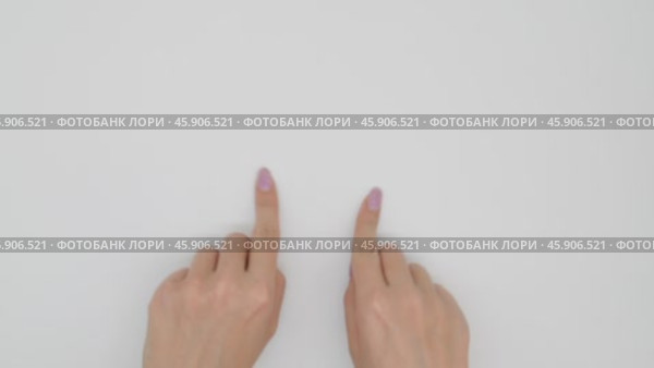 Women's hands showing a heart. Hand gestures on a light background. Стоковое видео, видеограф Катерина Белякина / Фотобанк Лори