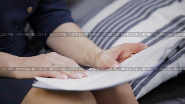 Women's hands with documents close-up. Business leader. Стоковое видео, видеограф Юрий Поздников / Фотобанк Лори