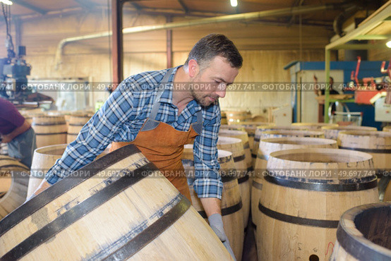 wood barrels production cooper using hammer and tools in workshop. Стоковое фото, агентство Ingram Publishing / Фотобанк Лори