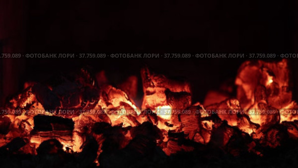 Wood burning stove of country house, ember smolder after burning firewood. Стоковое видео, видеограф Владимир Григорьев / Фотобанк Лори