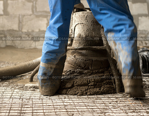 Worker making cement screed on the floor view. Стоковое фото, фотограф Гурьянов Андрей / Фотобанк Лори