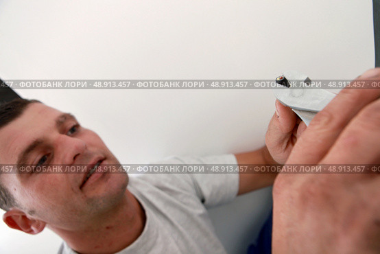 Worker stripping a wire with cutters. Стоковое фото, агентство Ingram Publishing / Фотобанк Лори