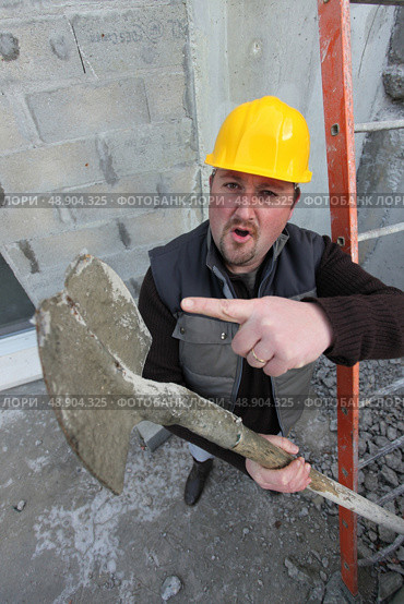Worker with a broken tool. Стоковое фото, агентство Ingram Publishing / Фотобанк Лори