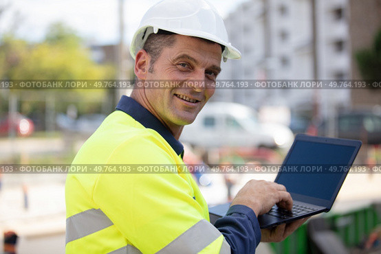 worker with laptop out in site. Стоковое фото, агентство Ingram Publishing / Фотобанк Лори