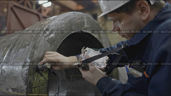 Worker with non-destructive testing device on metal part. Стоковое фото, фотограф David Kashakhi / Фотобанк Лори