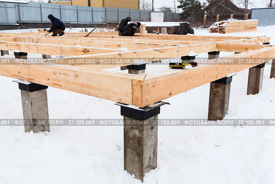 Workers build a timber house, framework beam. Стоковое фото, фотограф Кекяляйнен Андрей / Фотобанк Лори
