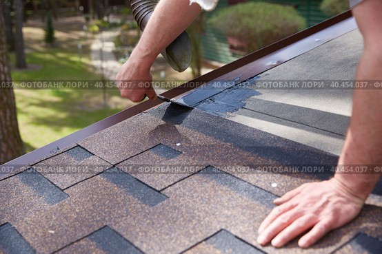 Worker's hands are smeared with waterproofing mastic for the roof. Стоковое фото, фотограф Кутина Татьяна / Фотобанк Лори