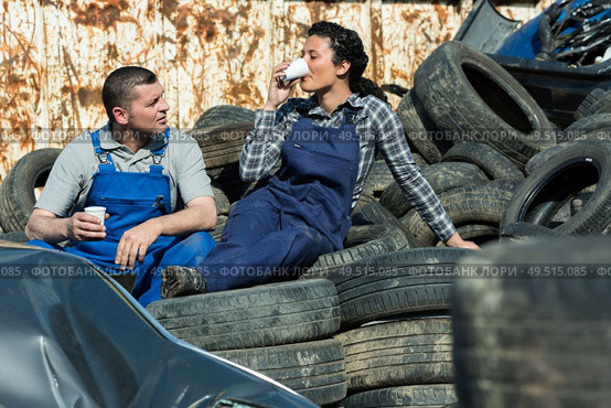 workers having a break in a tyre yard. Стоковое фото, агентство Ingram Publishing / Фотобанк Лори