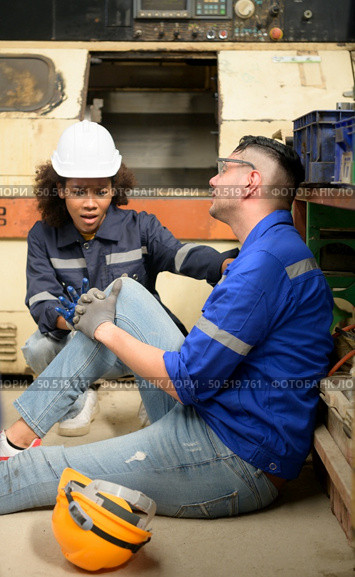 Working in a large industrial facility with heavy materials and machinery. Safety considerations are therefore of the utmost significance. Extreme vigilance must be exercised in this situation. Стоковое фото, агентство Ingram Publishing / Фотобанк Лори