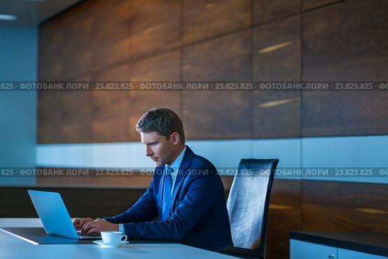 Working man in a office. Стоковое фото, фотограф Raev Denis / Фотобанк Лори