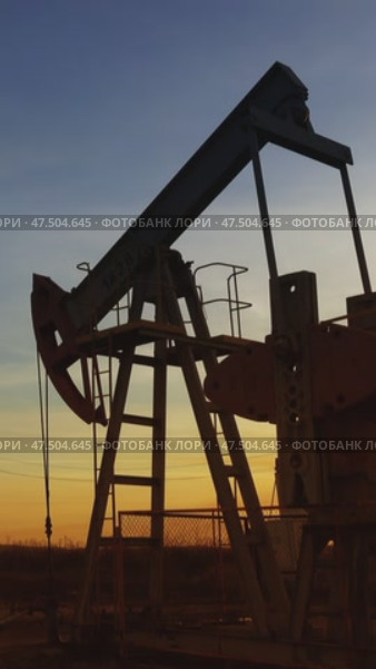 Working oil pumps silhouette against sunset. Стоковое видео, видеограф Михаил Коханчиков / Фотобанк Лори
