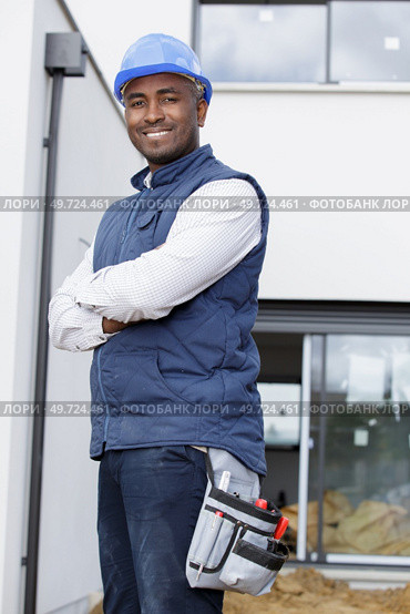 workman with helmet keeping the arms crossed in frontal position. Стоковое фото, агентство Ingram Publishing / Фотобанк Лори