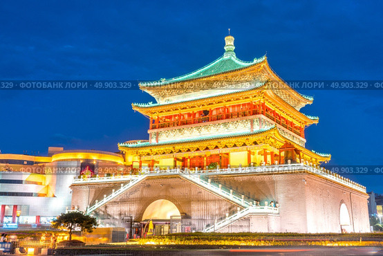 Xian bell tower (chonglou) in Xian ancient city of China at dusk. Стоковое фото, агентство Ingram Publishing / Фотобанк Лори
