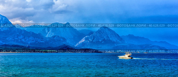 Yacht with a view of the sea and mountains. Стоковое фото, фотограф Анна Кривицкая / Фотобанк Лори