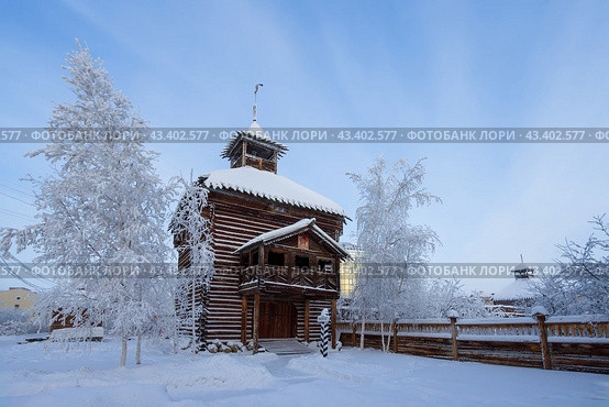 Якутский острог, город Якутск, Республика Саха (Якутия), Россия. Деревянная башня Якутского острога, воссозданная на территории историко-архитектурного комплекса «Старый город» в центре Якутска. Популярная туристическая достопримечательность. Зимний пейзаж. Холодная морозная погода. (2024 год). Стоковое фото, фотограф Андрей Степанов / Фотобанк Лори