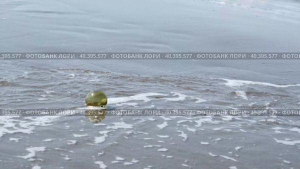 Японский стеклянный поплавок для рыболовной сети, выброшенный на берег моря после шторма. Стоковое видео, видеограф Эльвира  Трощенкова / Фотобанк Лори