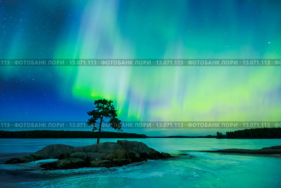 Яркое красочное северное сияние на ночном небе. Стоковое фото, фотограф Petri Jauhiainen / Фотобанк Лори