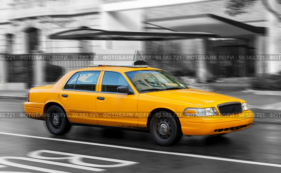 Yellow cab in Manhattan in a rainy day. The taxicabs of New York City are widely recognized icons of the city. Редакционное фото, агентство Ingram Publishing / Фотобанк Лори