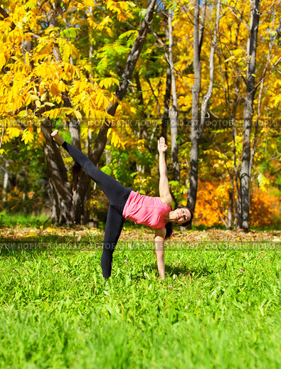 Yoga Ardha chandrasana pose Ардха Чандрасана. Стоковое фото, фотограф Сергей Пристяжнюк (Serg Zastavkin) / Фотобанк Лори