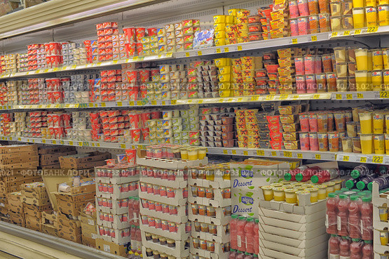 Yoghurts and puddings in a supermarket (2014 год). Редакционное фото, фотограф Анна Кривицкая / Фотобанк Лори