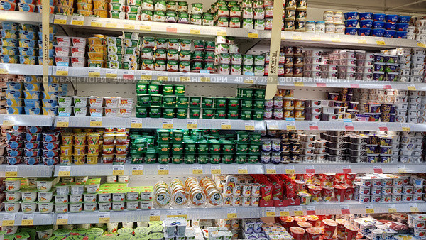 Yogurts on a shelf in a supermarket during the coronavirus epidemic (2020 год). Редакционное фото, фотограф Анна Кривицкая / Фотобанк Лори