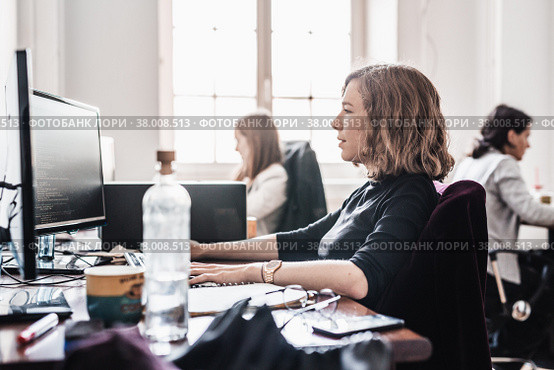 Yound devoted female software developers team working on desktop computer in IT statup company. Стоковое фото, фотограф Matej Kastelic / Фотобанк Лори