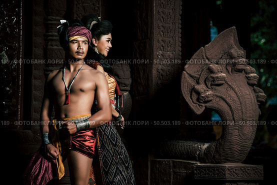 Young Actor and Actress wearing beautiful ancient costumes, in ancient monuments, dramatic style. Perform on legend love popular story, Thai Isan folktale called "Phadaeng and Nang-ai" in acient site. Стоковое фото, агентство Ingram Publishing / Фотобанк Лори