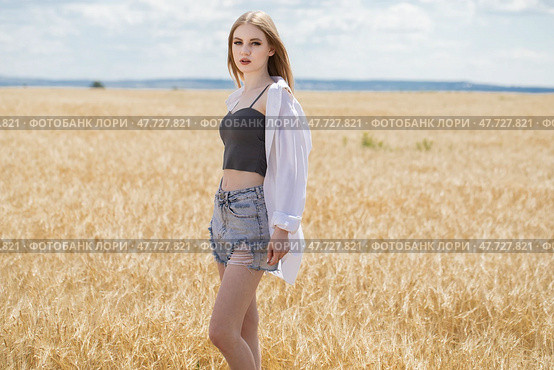 Young beautiful blonde girl posing in a wheat field. Стоковое фото, фотограф Андрей Аркуша / Фотобанк Лори