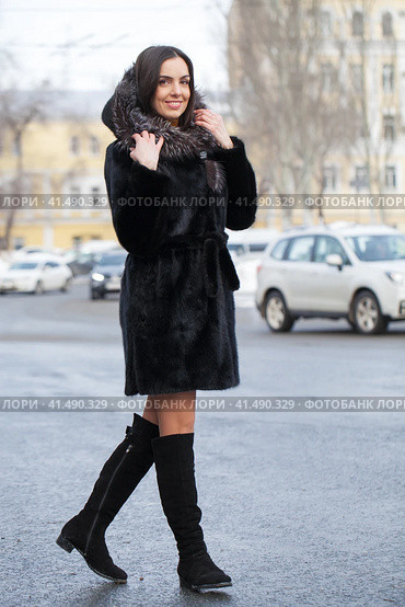 Young beautiful brunette woman in fur coat posing on winter park. Стоковое фото, фотограф Андрей Аркуша / Фотобанк Лори