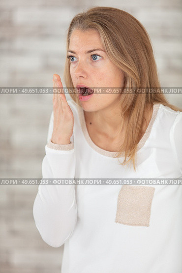 young beautiful woman at home scared in shock. Стоковое фото, агентство Ingram Publishing / Фотобанк Лори