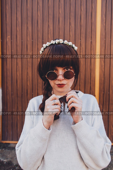 Young brunette woman with retro and hippy style. Стоковое фото, агентство Ingram Publishing / Фотобанк Лори