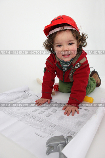 Young child pretending to be a construction worker. Стоковое фото, агентство Ingram Publishing / Фотобанк Лори