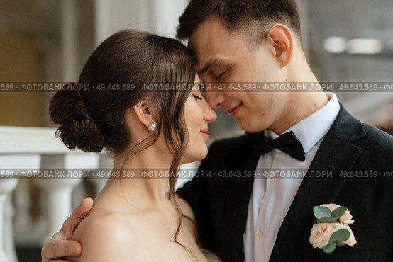 young couple bride and groom in a white short dress walking in the rain. Стоковое фото, агентство Ingram Publishing / Фотобанк Лори