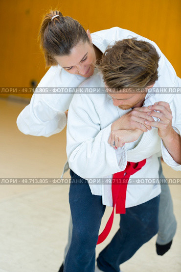 young couple doing exercise. Стоковое фото, агентство Ingram Publishing / Фотобанк Лори