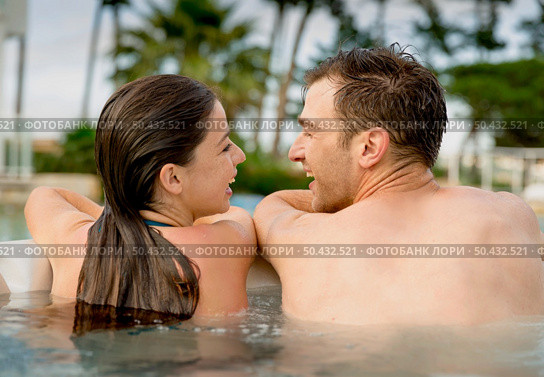 Young couple in a luxury hotel inside a jacuzzi enjoying the holidays. Стоковое фото, агентство Ingram Publishing / Фотобанк Лори