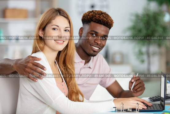 young couple managing finances reviewing their bank accounts. Стоковое фото, агентство Ingram Publishing / Фотобанк Лори