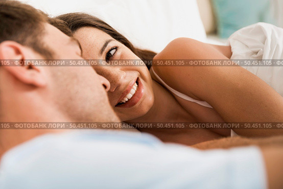 Young couple on bed and having a good time. Стоковое фото, агентство Ingram Publishing / Фотобанк Лори