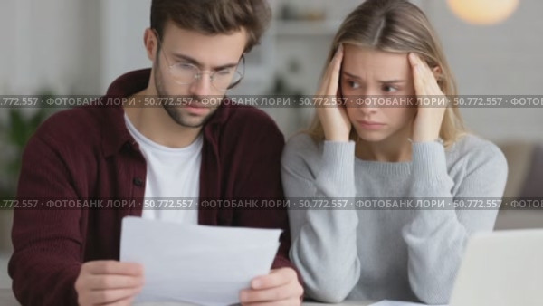 Young couple reading bad news in a letter. Стоковое AI-видео, аниматор Юрий Поздников / Фотобанк Лори