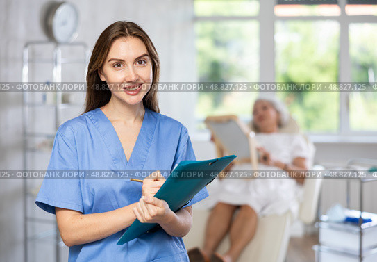 Young doctor with folder. Стоковое фото, фотограф Яков Филимонов / Фотобанк Лори