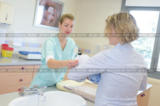 young female nurse holding a newborn baby in hospital. Стоковое фото, агентство Ingram Publishing / Фотобанк Лори