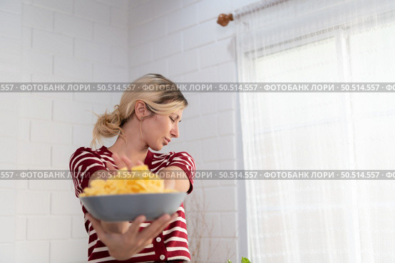 Young female think that french fries is a food that has very little nutritional benefit. On the contrary it is harmful to health in the long run. Стоковое фото, агентство Ingram Publishing / Фотобанк Лори