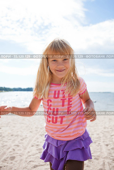 Young girl at beach. Стоковое фото, фотограф Elina Manninen / PantherMedia / Фотобанк Лори