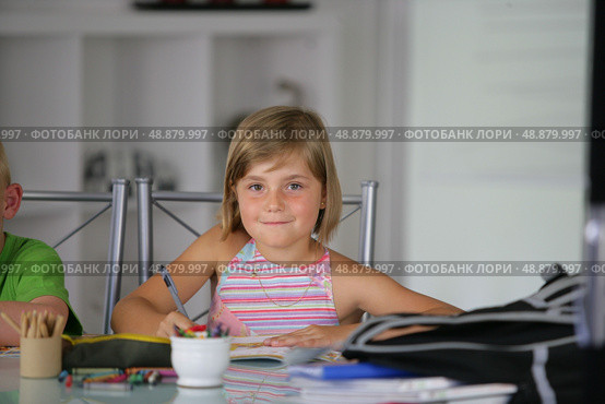 Young girl drawing. Стоковое фото, агентство Ingram Publishing / Фотобанк Лори