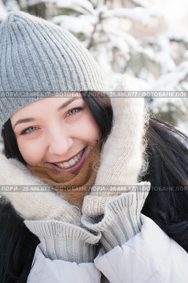 Young girl in winter outfit smile with snow background. Стоковое фото, фотограф Kirill Kedrinskiy / Ingram Publishing / Фотобанк Лори