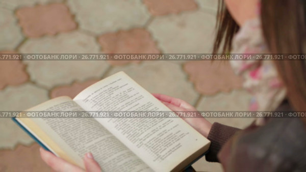 Young Girl Is Reading A Book. Стоковое видео, видеограф Владимир Кравченко / Фотобанк Лори