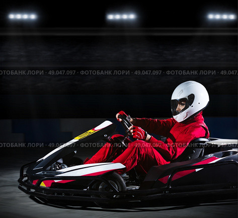 Young girl karting racer at stadium. Стоковое фото, агентство Ingram Publishing / Фотобанк Лори